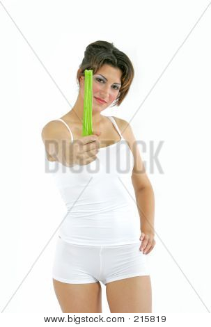セクシーなモデルの野菜を添えて