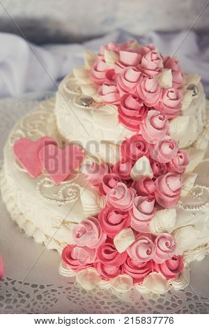 Tasty beauty wedding cake with flowers