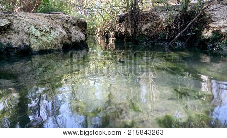 Pequeño riachuelo con aguas termales transparentes.
Small stream with transparent thermal waters.