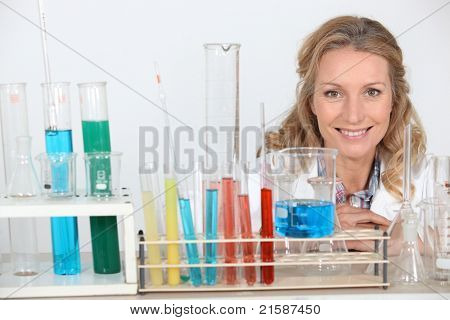 Mulher loira no laboratório de pesquisa