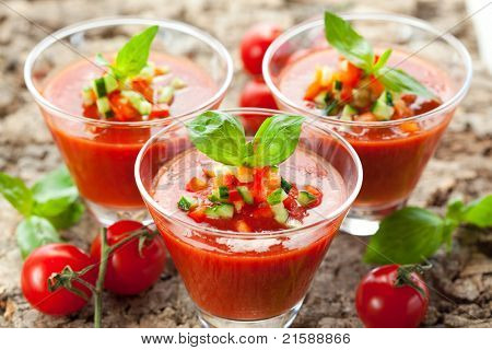 lezzetli soğuk Gazpacho çorbası gözlük