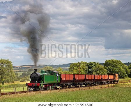 Locomotiva a vapore con vagoni minerale