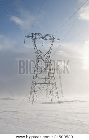 Besneeuwde pylonen