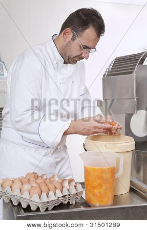 Konditor forbereder ingredienser