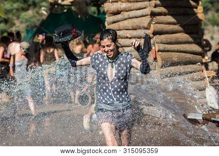 Riomalo De Abajo, Extremadura, Spain - July 14, 2018: A Woman With A Hat Takes The Opportunity To Re