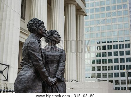 St. Louis, Missouri 4-10-2019- Usa, Statue Of Former Slave Dred And Harriet Scott Sued For Freedom I