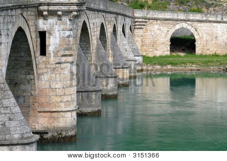 Vecchio ponte di pietra a Visegrad