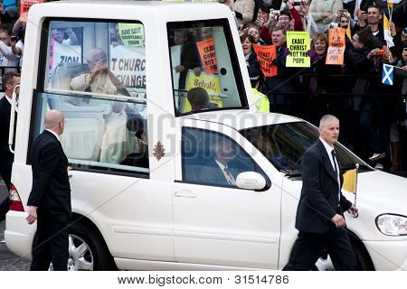 Papa Benedict XVI e manifestanti