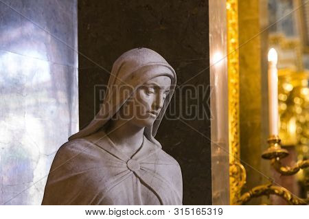 Budapest, Hungary - August 20, 2017: Elements Of Architecture And Interior In The Basilica Of St. St