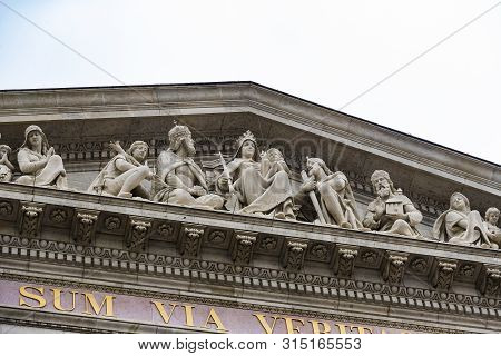 Budapest, Hungary - August 20, 2017: Elements Of Architecture And Interior In The Basilica Of St. St