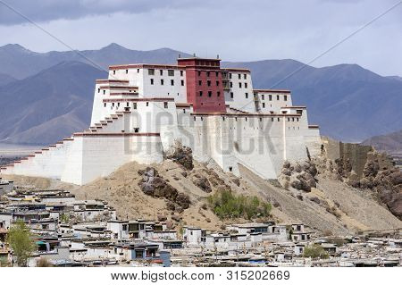 Samdrubtse Dzong Fortress In Shigatse, Tibet. Traditional Residence Of The Panchen Lama