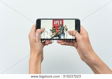 Samara, Russia -07, 29, 2019: A Young Guy Plays A Apex Game On Iphone 8 Plus. Teenage Boy Holding A 