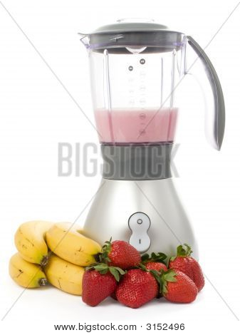 Mixer mit Erdbeeren und Bananen