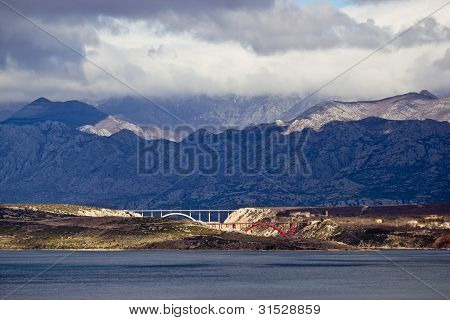 Ponti di Maslenica sotto alla montagna di Velebit