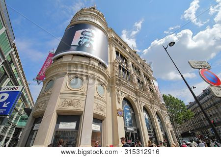 Paris France - May 24, 2019: Unidentified People Visit Grands Magasins Du Printf Department Store Pa