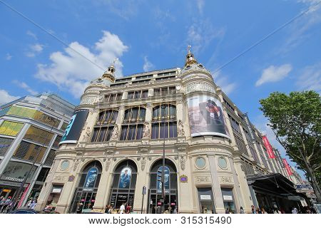 Paris France - May 24, 2019: Unidentified People Visit Grands Magasins Du Printf Department Store Pa
