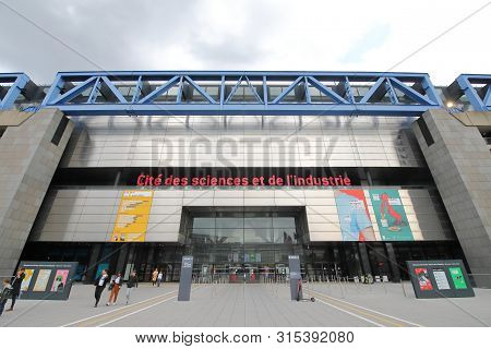 Paris France - May 26, 2019: Unidentified People Visit Cite Science Museum Villette Park Paris Franc