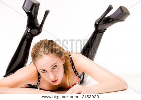 Bellissima bionda alta e Laque abbigliamento con tacco stivali