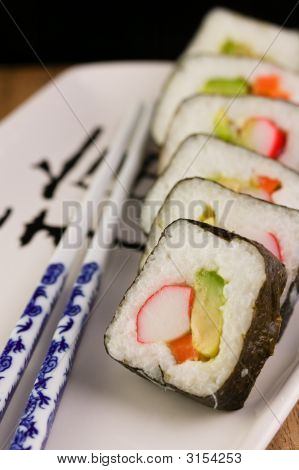 ซูชิบนจานกับตะเกียบในการ
