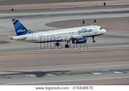 Las Vegas, Nevada, Usa - May 6, 2013: Jetblue Airways Airbus A320 Airliner On Approach To Land At Mc