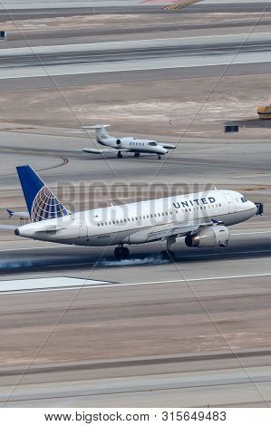 Las Vegas, Nevada, Usa - May 5, 2013: United Airlines Airbus A319 Airliner Landing At Mccarran Inter