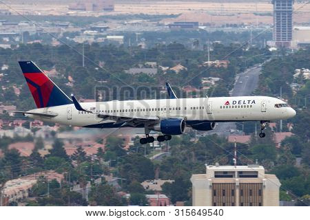 Las Vegas, Nevada, Usa - May 5, 2013: Delta Air Lines Boeing 757 Large Commercial Airliner On Approa