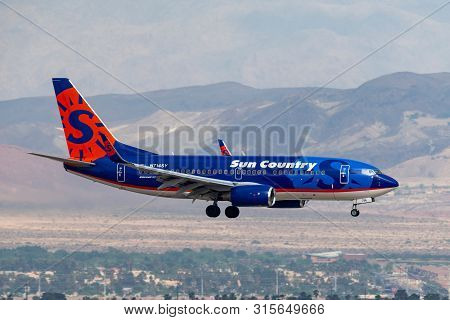 Las Vegas, Nevada, Usa - May 5, 2013: Sun Country Airlines Boeing 737 Airliner Aircraft On Approach 
