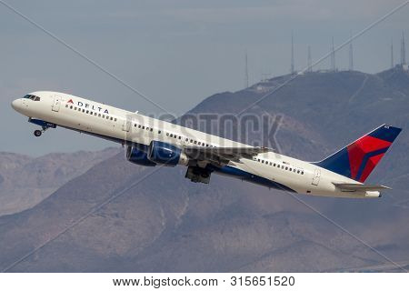 Las Vegas, Nevada, Usa - May 8, 2013: Delta Air Lines Boeing 757 Large Commercial Airliner Aircraft 