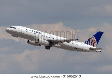Las Vegas, Nevada, Usa - May 8, 2013: United Airlines Airbus A320 Airplane Departing From Mccarran I