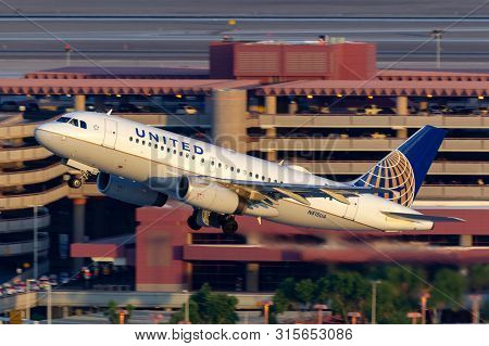 Las Vegas, Nevada, Usa - May 9, 2013: United Airlines Airbus A319 Airplane Departing From Mccarran I
