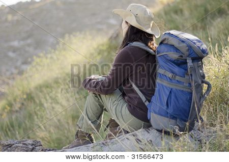 Joven, contemplando la vista en un viaje de senderismo