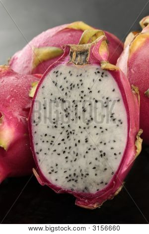Dragonfruits na černém pozadí