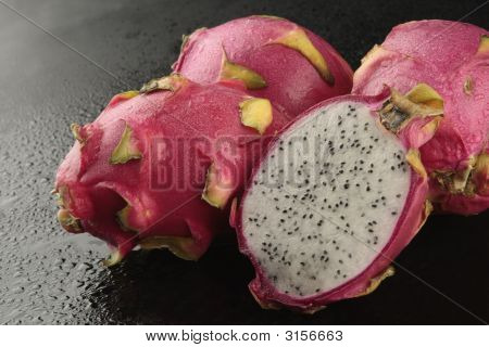 Dragonfruits na černém pozadí