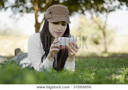 Joven, tomando un descanso en un viaje de senderismo