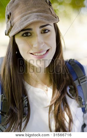 Mujer joven en un viaje de senderismo