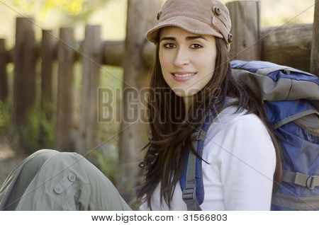 Joven, tomando un descanso en un viaje de senderismo