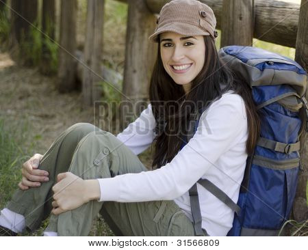 Joven, tomando un descanso en un viaje de senderismo