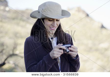 Joven tomando fotos en un viaje de senderismo