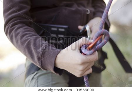 Manos de una mujer cuerda de sujeción para aprovechar