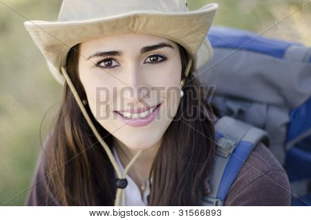 Mujer joven en un viaje de senderismo