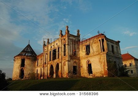 Banffy Castle a Bontida nel tardi pomeriggio luci