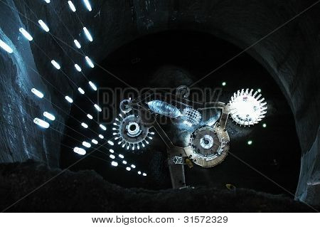 นักท่องเที่ยวเยี่ยมชม Turda เกลือเหมือง