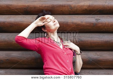 The Beautiful Woman Raised Her Hand Dramatically