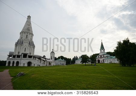 Moscow, Russia - July 14, 2018:the Church Of The Ascension And The Front Of The Palace Gate, The Arc