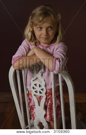Ragazza su sedia