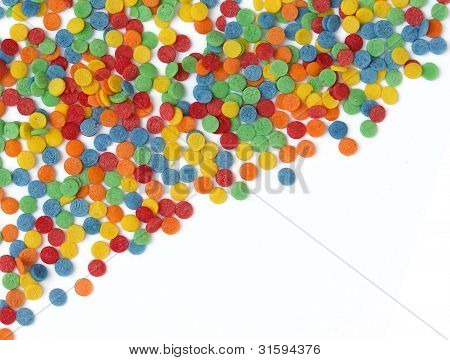 Cercles de sucre colorées sur fond blanc