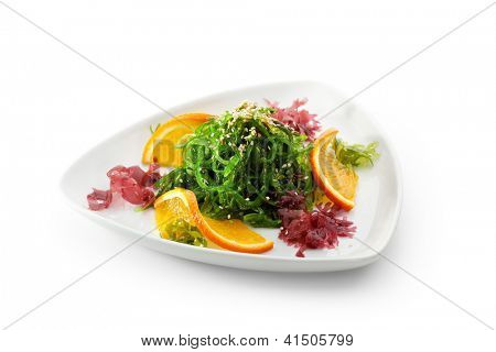 Japanse keuken - Chuka zeewier salade met noten saus. Geserveerd met oranje en Sesame