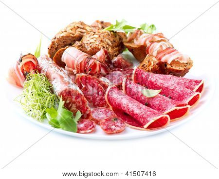 Salsiccia. Vari italiani prosciutto, salame e pancetta isolato su uno sfondo bianco