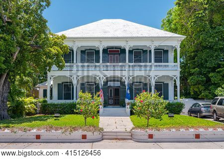 Key West, Usa - 04.30.2019: Beautiful Old Wooden House In Spanish Colonial Style With A Porch. Woode