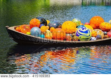 Bronx, Ny, Usa - June 9, 2017: Ny Botanical Garden. Dale Chihuly's Art Exhibition Displayed At Nybg.